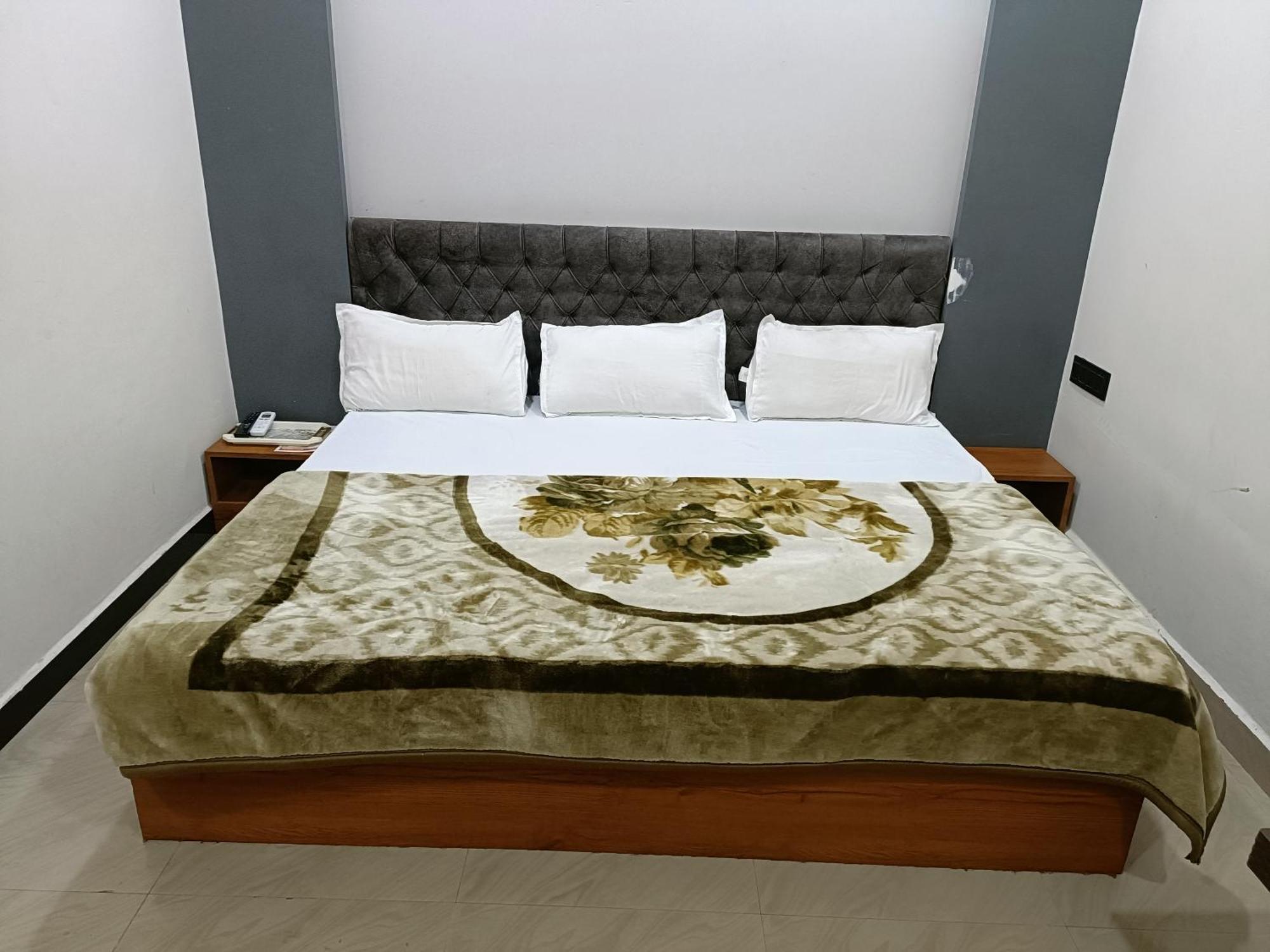 Hotel Shreem Udždžain Exteriér fotografie